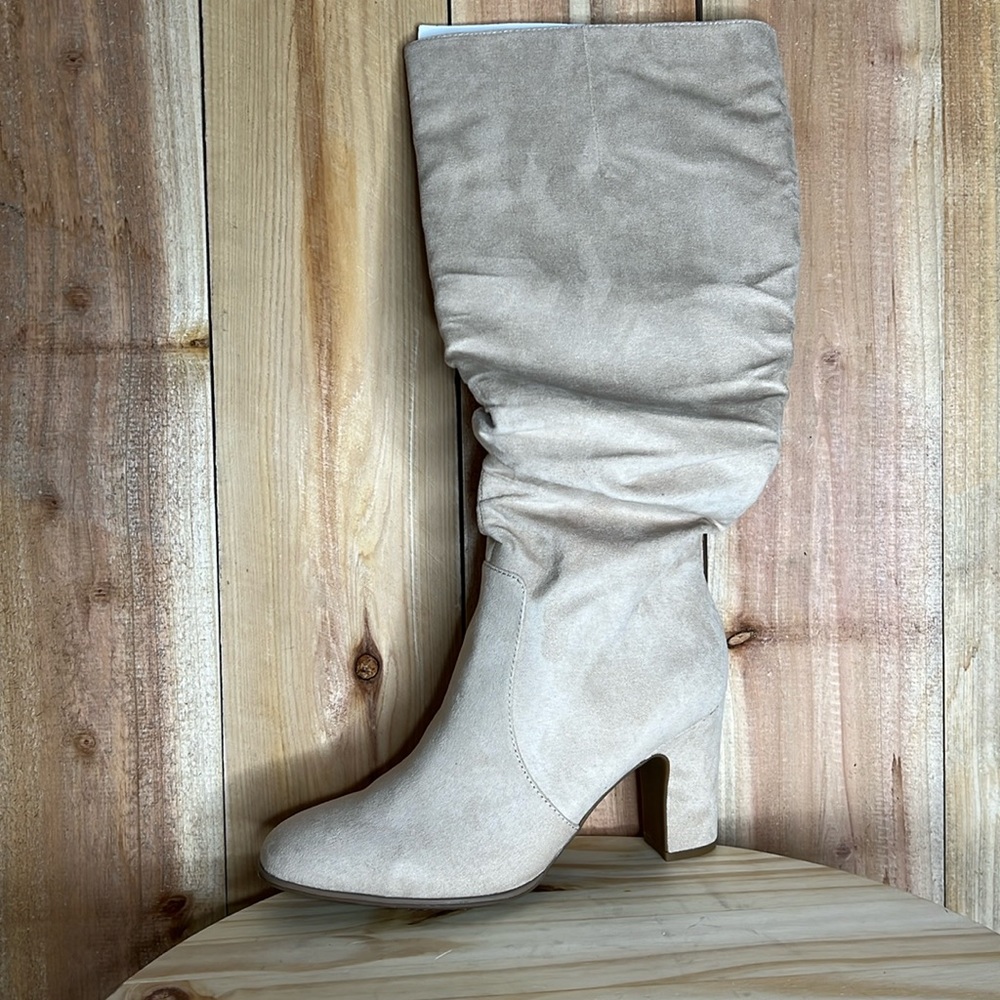 NWT Blitz Rialto Size 9.5 Sand Suede Boot